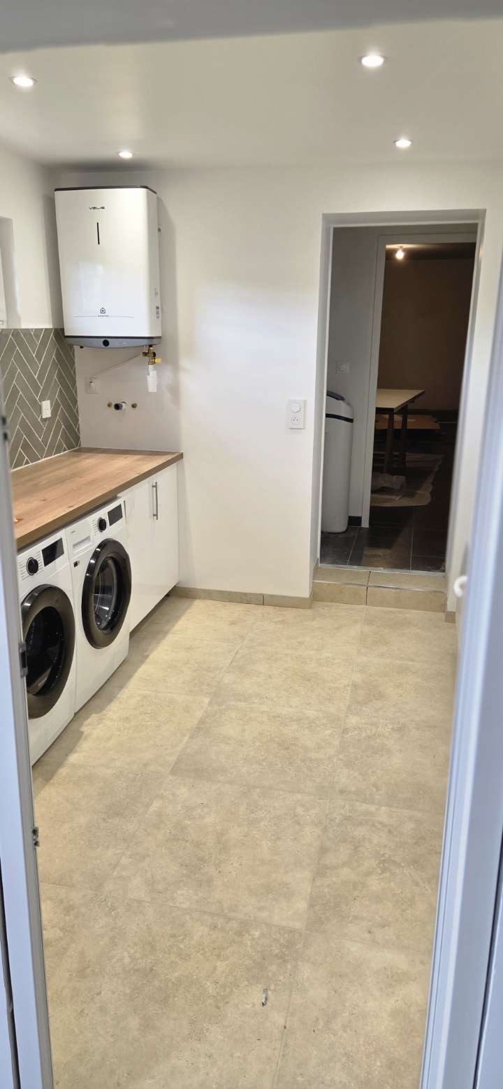 Buanderie rénovée en Eure-et-Loir : carrelage, faïence et plomberie par Maison France Rénovation